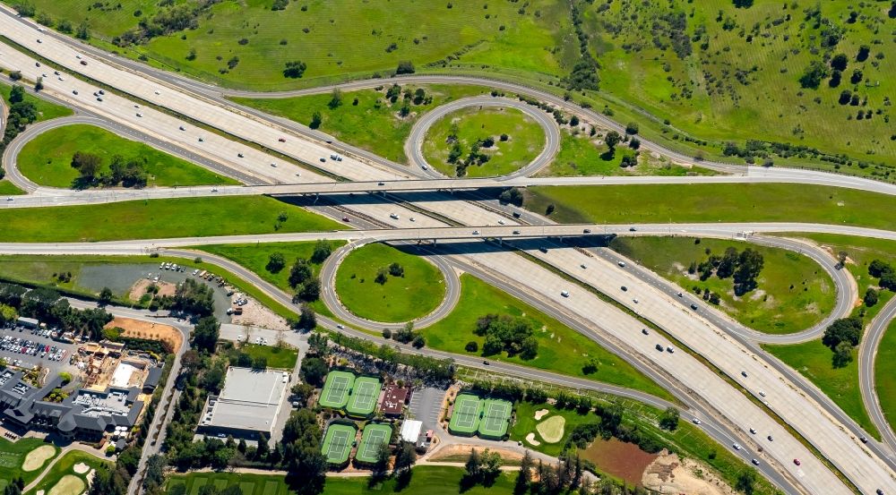 Menlo Park from the bird's eye view: Routing and traffic lanes during the freeway exit of Interstate 280 and its intersection with Sand Hill Road in Menlo Park in California in the USA