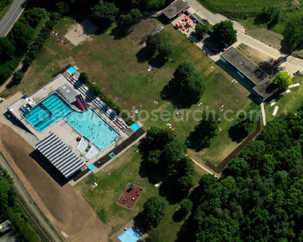 Meisenheim from the bird's eye view: Open air pool of Meisenheim in the state of Rhineland-Palatinate. Meisenheim is a town and municipiality in the county district of Bad Kreuznach. It is an official spa and health resort. The town is located on the federal highway B420, in the valley of the river Glan near the North Palatinate Mountain region. The open air pool with its swimming facilities is located on the B420