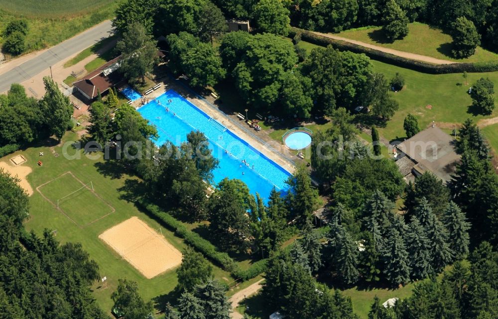 Weißensee from the bird's eye view: Right next to the campsite of Weissensee in Thuringia is the Municipal pool. At the sports complex include a swimming pool, a paddling pool, sunbathing areas and a volleyball court
