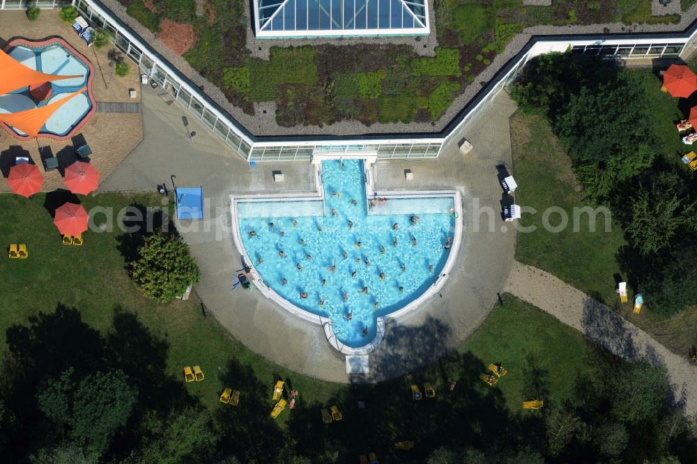 Bad Düben from the bird's eye view: Spa and swimming pools at the swimming pool of the leisure facility Heide Spa in Bad Dueben in the state of Saxony. The architectural distinct building complex with the green roof includes open air pools