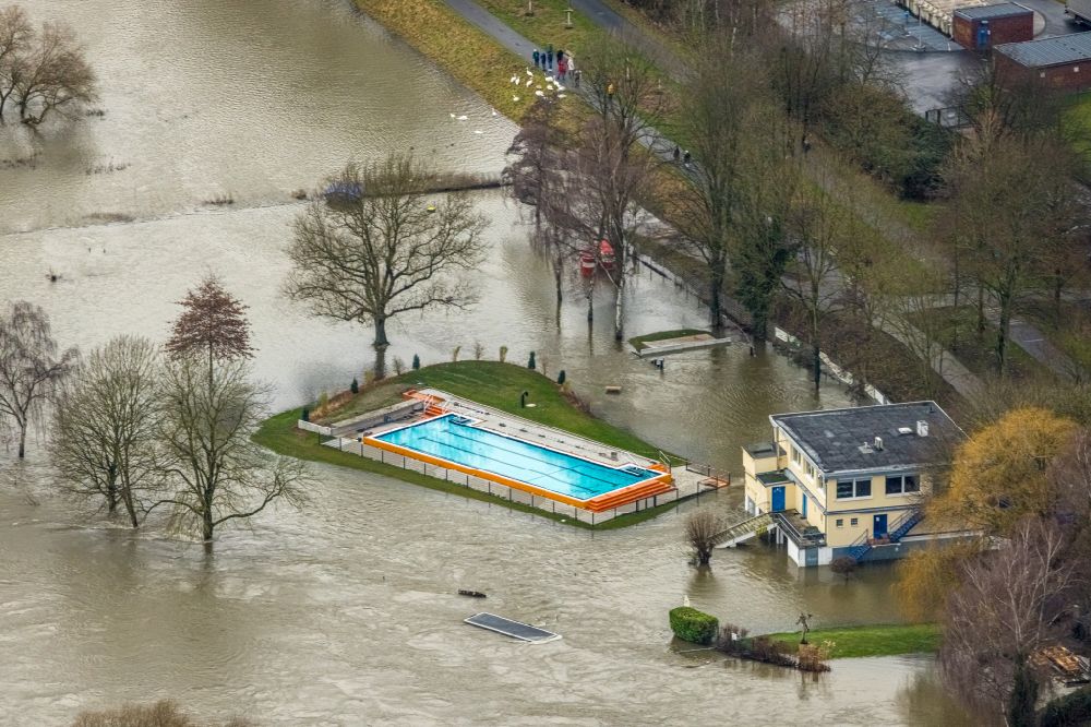Aerial image Essen - Flooding of the Ruhr at the swimming pool of the outdoor swimming pool Freibad Essen Steele an der Ruhr on Westfalenstrasse in the district Steele in Essen in the Ruhr area in the state North Rhine-Westphalia, Germany