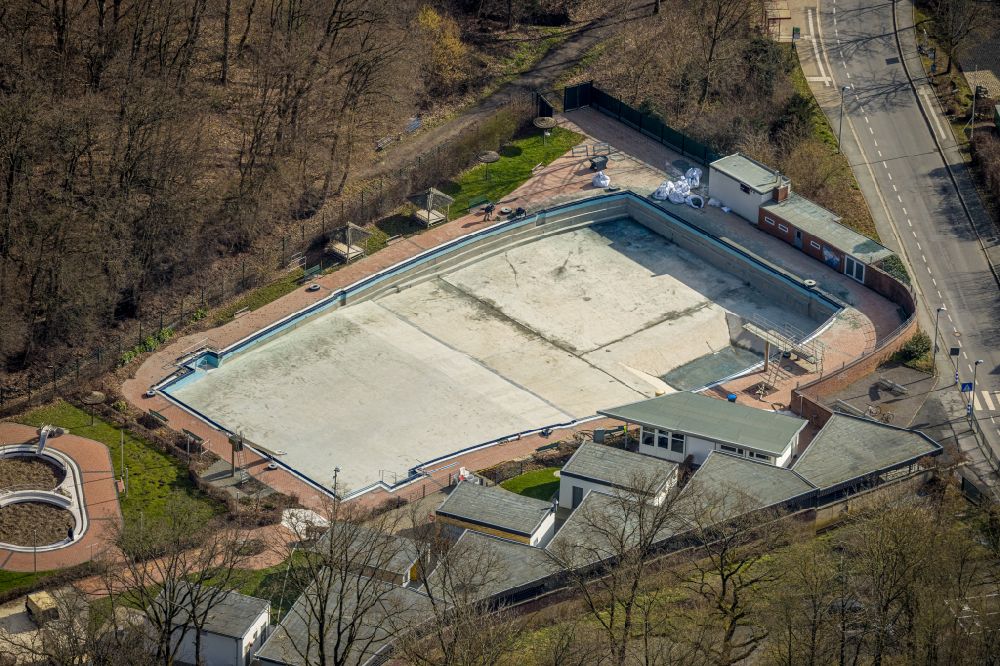 Aerial photograph Fröndenberg/Ruhr - Swimming pool of the outdoor pool Freibad Loehnbad on Suembergstrasse in Froendenberg/Ruhr in the state North Rhine-Westphalia, Germany