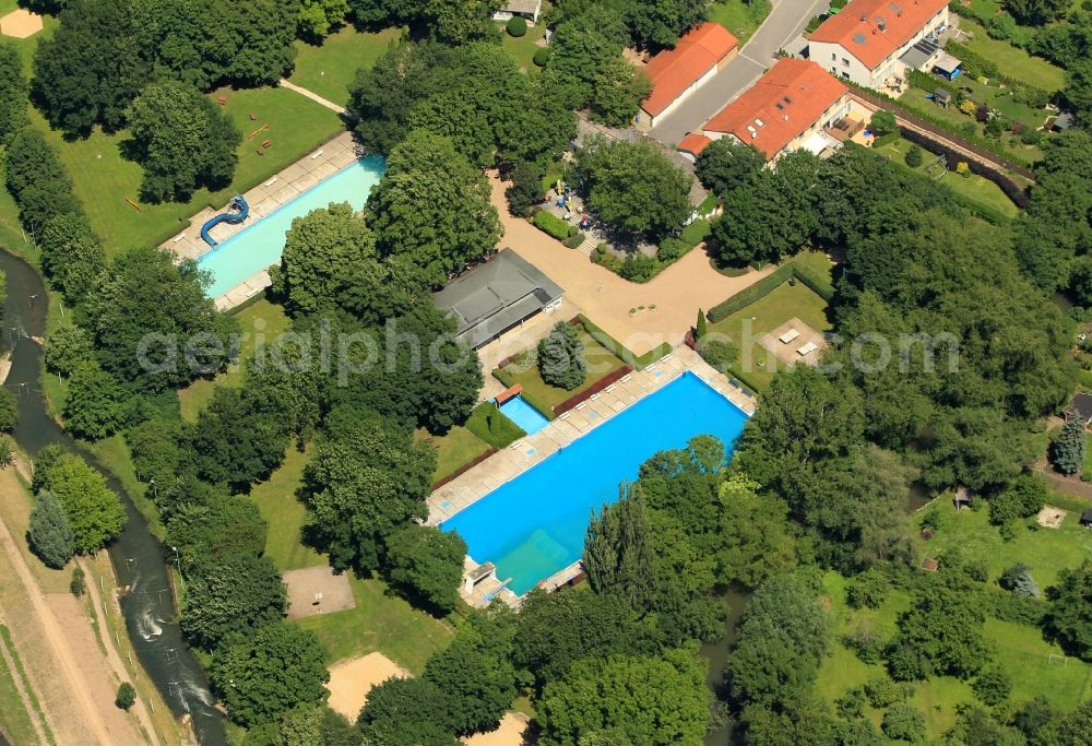 Aerial photograph Sömmerda - Not far from the river Unstrut on Rohrhammerweg of Soemmerda in Thuringia is the open-air bath, which is operated by the Stadtwerke GmbH Soemmerda. To the recreational sports complex include several swimming pools and paddling pools and a giant slide