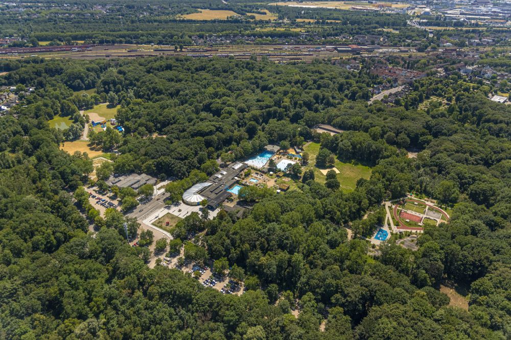 Aerial photograph Vonderort - Outdoor pool and swimming pool of the Solbad Vonderort on Bottroper Strasse in Vonderort in the state North Rhine-Westphalia, Germany