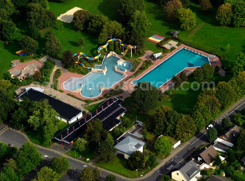 Vallendar from above - Open air pool Vallendar in Vallendar in the state of Rhineland-Palatinate. The open air pool with its slide and lawns and sunbathing areas is located in the East of the spa town
