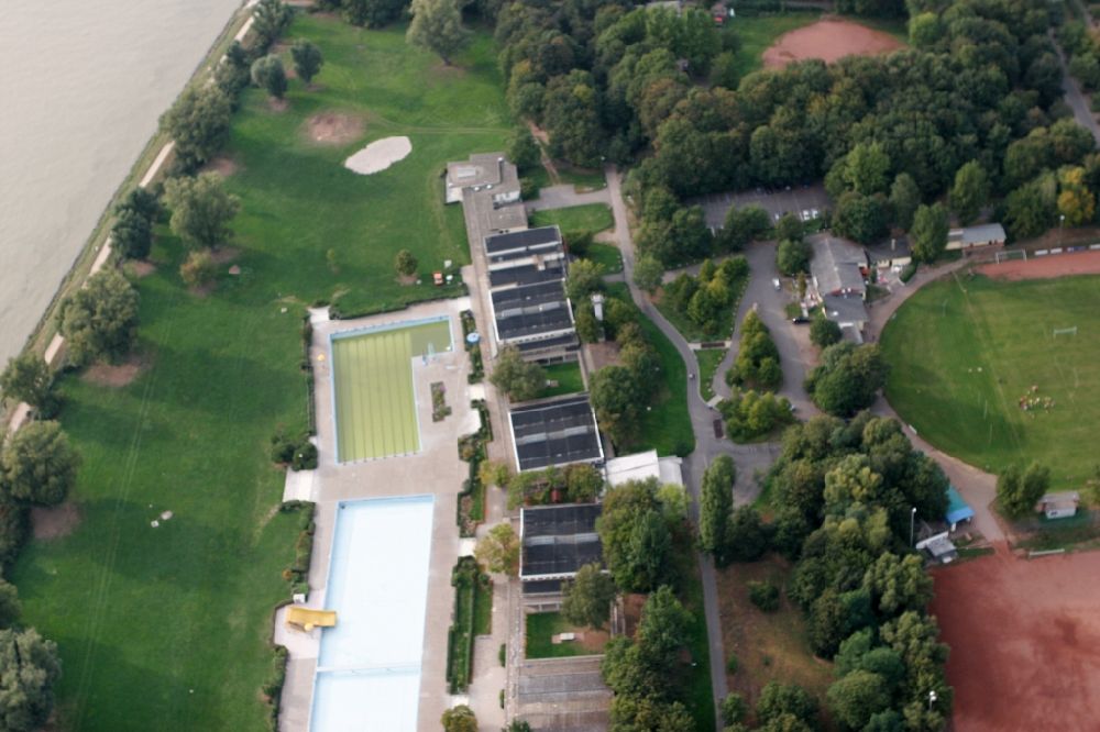 Aerial photograph Wiesbaden - Outdoor pool Maaraue in Mainz-Kostheim district. Located at the mouth of the Main into the Rhine. In Wiesbaden in Hesse