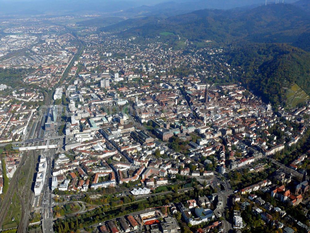Freiburg from the bird's eye view: Blick auf die Innenstadt von Freiburg und Herdern.