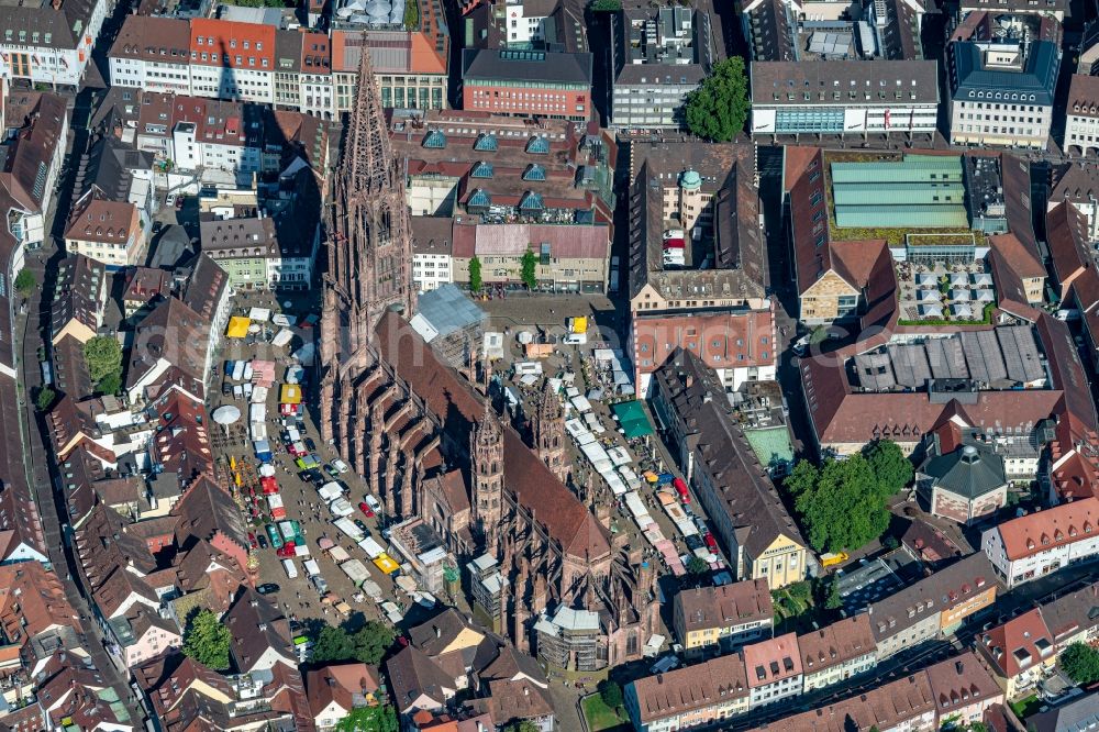 Aerial photograph Freiburg im Breisgau - Church building Freiburger Muenster and market activities in the Old Town- center of downtown Freiburg im Breisgau in the state Baden-Wurttemberg, Germany