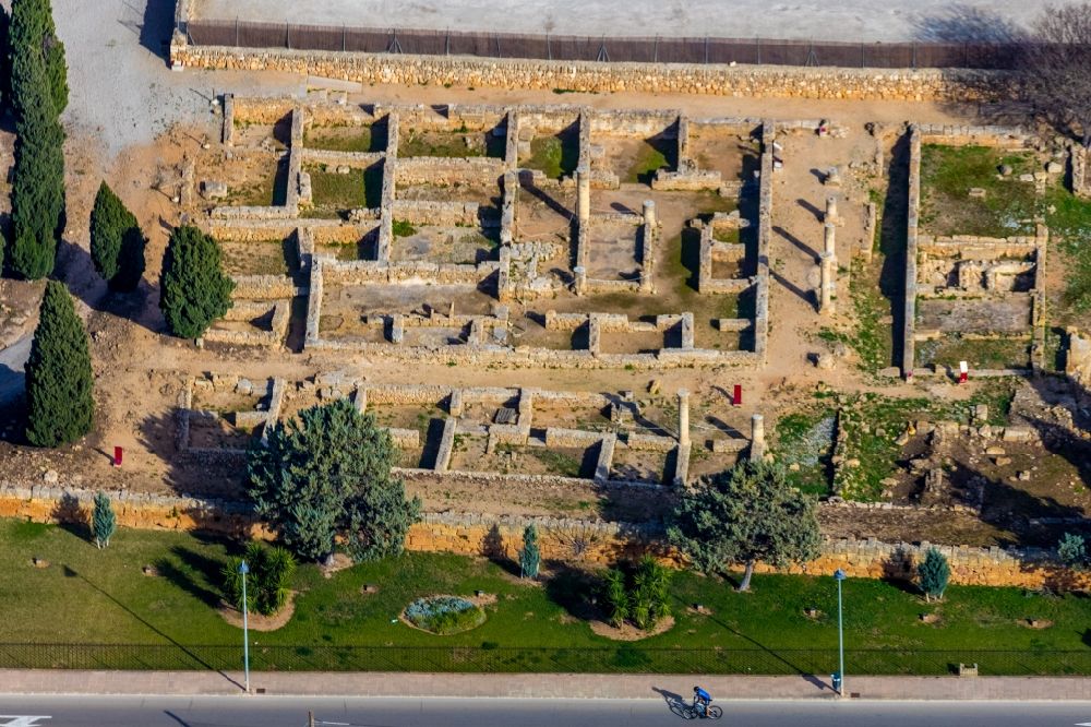 Alcudia from the bird's eye view: Exposure of archaeological excavation sites on the area of the visitor center - the tourist attraction of the Ruines Romanes de Pollentia a Roman ruin from 123 BC. Chr in Alcudia in Balearische Insel Mallorca, Spain