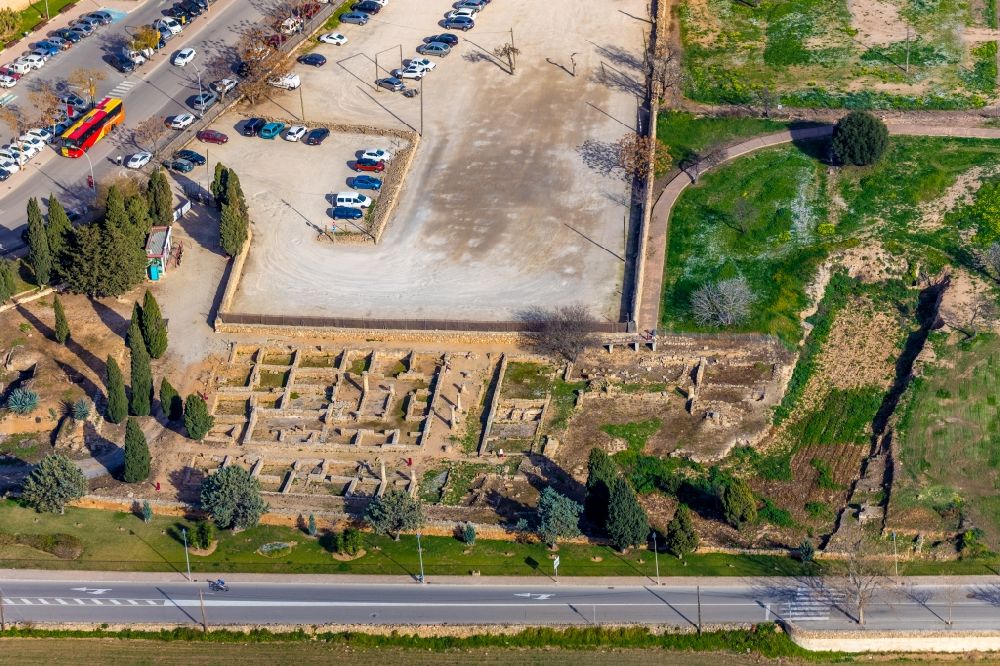 Aerial image Alcudia - Exposure of archaeological excavation sites on the area of the visitor center - the tourist attraction of the Ruines Romanes de Pollentia a Roman ruin from 123 BC. Chr in Alcudia in Balearische Insel Mallorca, Spain