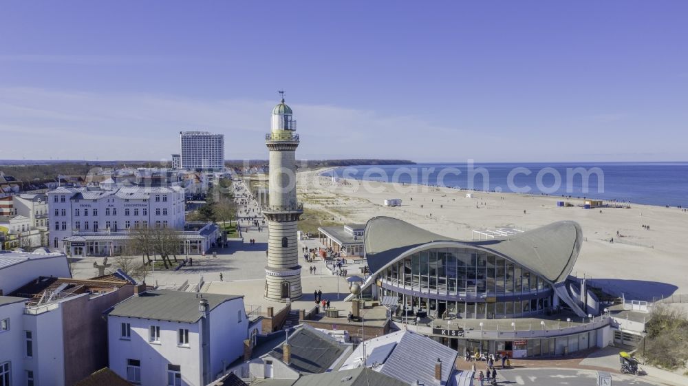 Rostock from the bird's eye view: Tables and benches of open-air restaurants Gebaeude - Ensemble Leuchtturm - Teepott in the district Warnemuende in Rostock in the state Mecklenburg - Western Pomerania, Germany