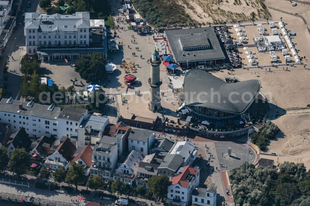 Aerial photograph Rostock - Tables and benches of open-air restaurants building - Ensemble Leuchtturm - Teepott in the district Warnemuende in Rostock in the state Mecklenburg - Western Pomerania, Germany