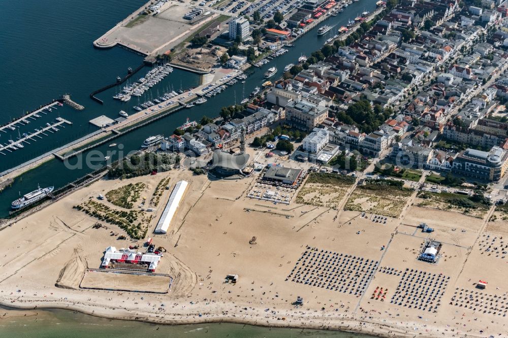 Rostock from the bird's eye view: Tables and benches of open-air restaurants building - Ensemble Leuchtturm - Teepott in the district Warnemuende in Rostock in the state Mecklenburg - Western Pomerania, Germany