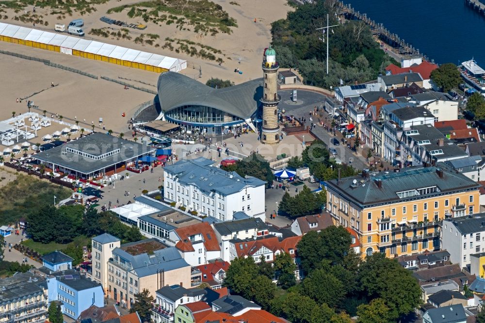Rostock from the bird's eye view: Tables and benches of open-air restaurants building - Ensemble Leuchtturm - Teepott in the district Warnemuende in Rostock in the state Mecklenburg - Western Pomerania, Germany