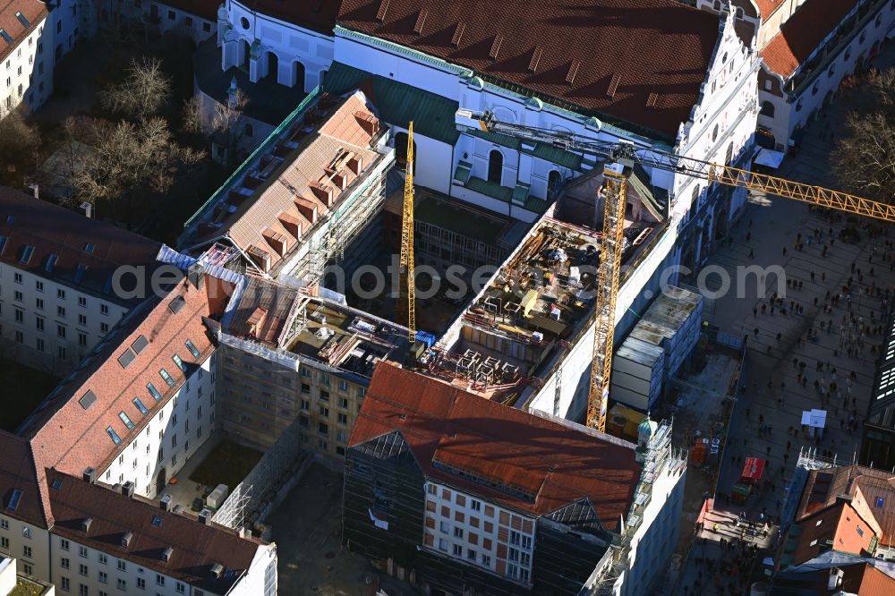 München from the bird's eye view: Freestanding supported facade on the construction site for gutting and renovation and restoration of the historic building Alte Akademie on street Neuhauser Strasse - Ettstrasse in Munich in the state Bavaria, Germany