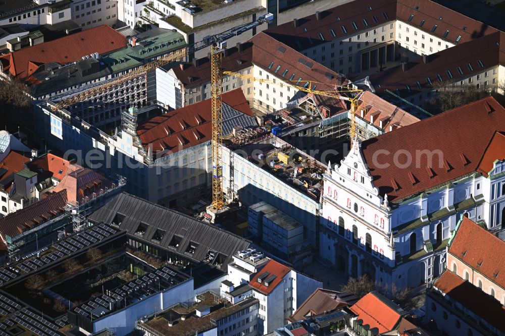 Aerial image München - Freestanding supported facade on the construction site for gutting and renovation and restoration of the historic building Alte Akademie on street Neuhauser Strasse - Ettstrasse in Munich in the state Bavaria, Germany