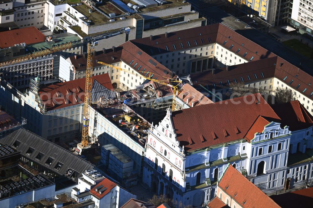 Aerial photograph München - Freestanding supported facade on the construction site for gutting and renovation and restoration of the historic building Alte Akademie on street Neuhauser Strasse - Ettstrasse in Munich in the state Bavaria, Germany