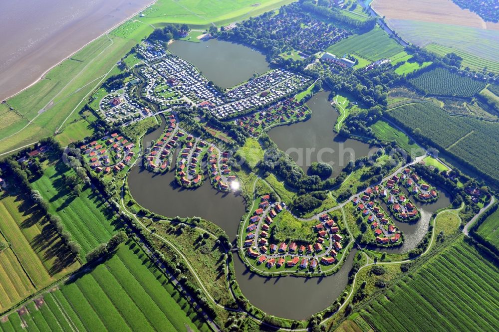 Otterndorf from the bird's eye view: Leisure facility See Achtern Diek in Otterndorf-Norderteil in the state of Lower Saxony. Water and landscape park with holiday home area, camping and freshwater lakes