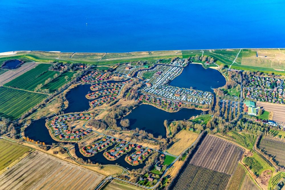 Otterndorf from the bird's eye view: Leisure facility See Achtern Diek in Otterndorf-Norderteil in the state of Lower Saxony. Water and landscape park with holiday home area, camping and freshwater lakes
