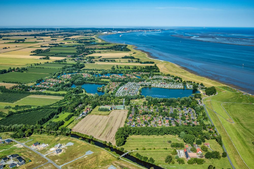 Aerial photograph Otterndorf - Leisure facility See Achtern Diek in Otterndorf-Norderteil in the state of Lower Saxony. Water and landscape park with holiday home area, camping and freshwater lakes