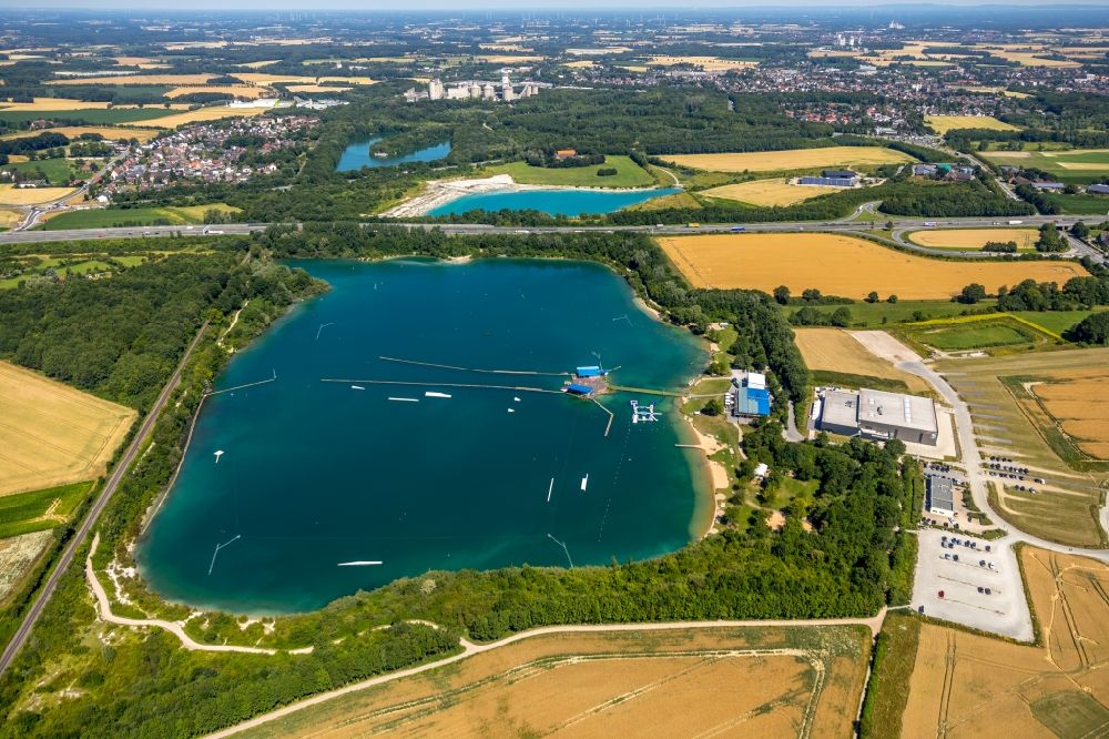 Beckum from the bird's eye view: Leisure facility with a water ski cable car Park am Tuttenbrocksee in Beckum in the federal state of North Rhine-Westphalia, Germany