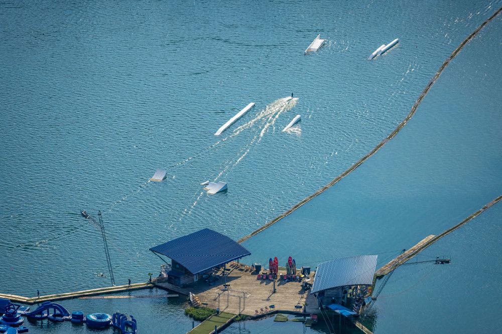 Aerial photograph Beckum - Leisure facility with a water ski cable car Park am Tuttenbrocksee in Beckum in the federal state of North Rhine-Westphalia, Germany
