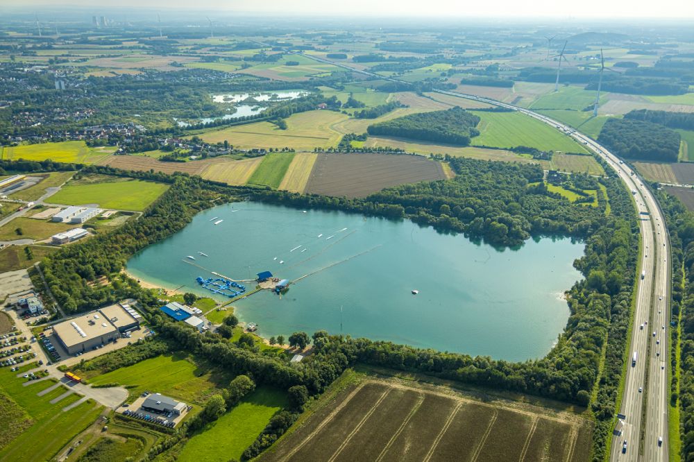 Aerial photograph Beckum - Leisure facility with a water ski cable car Park am Tuttenbrocksee in Beckum in the federal state of North Rhine-Westphalia, Germany