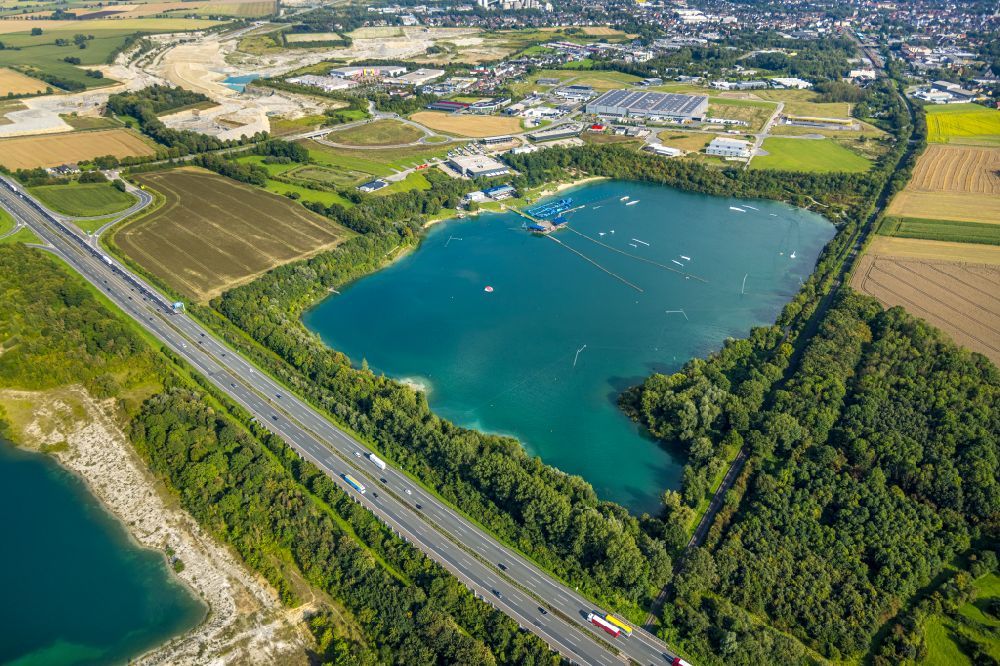 Beckum from above - Leisure facility with a water ski cable car Park am Tuttenbrocksee in Beckum in the federal state of North Rhine-Westphalia, Germany