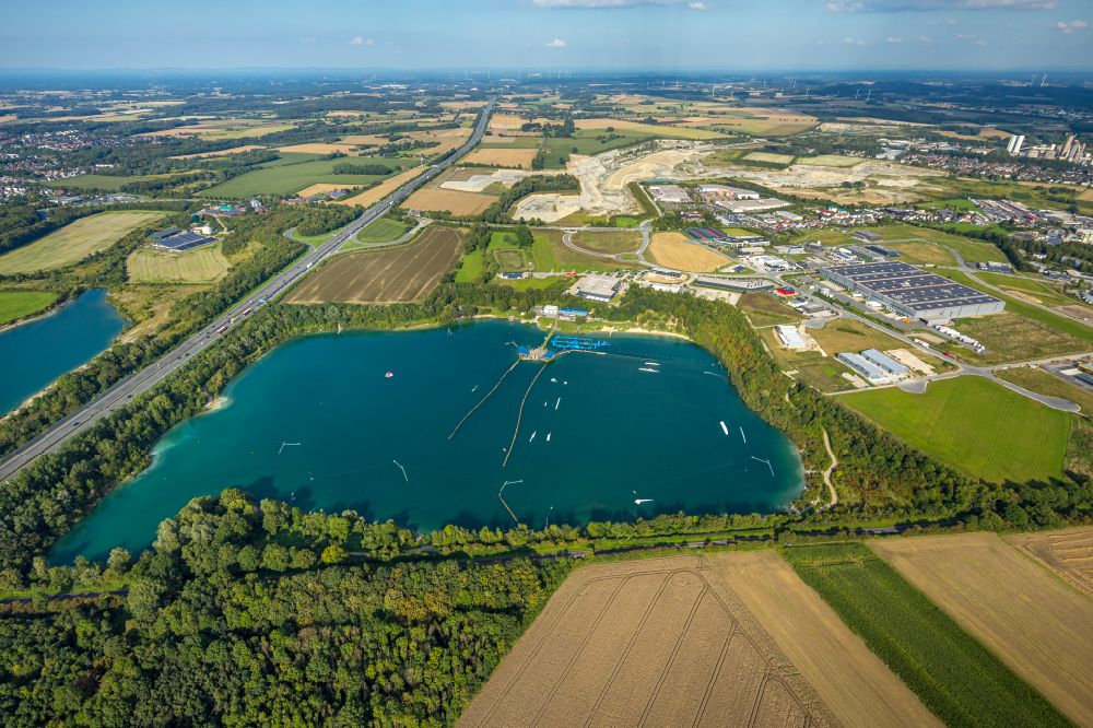 Beckum from the bird's eye view: Leisure facility with a water ski cable car Park am Tuttenbrocksee in Beckum in the federal state of North Rhine-Westphalia, Germany