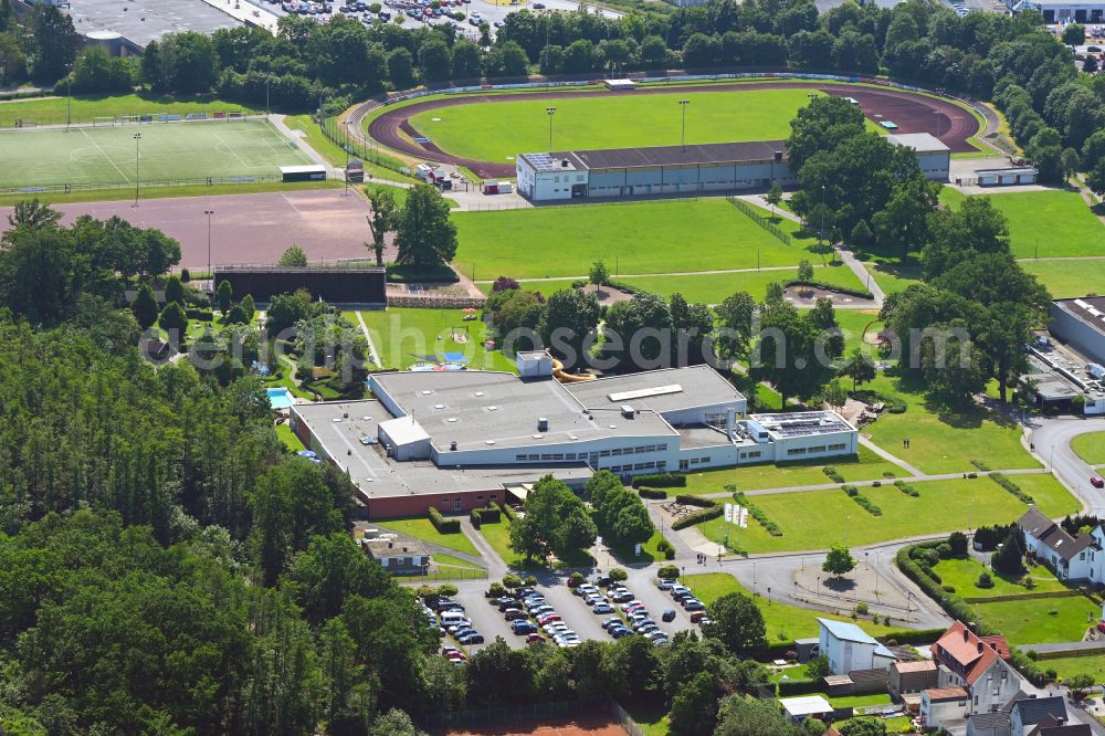 Aerial photograph Arnsberg - Thermal bath and swimming pool at the outdoor pool of the leisure facility NASS - Freizeitbad Arnsberg with the sports center Grosse Wiese in Arnsberg in the Sauerland in the state North Rhine-Westphalia, Germany