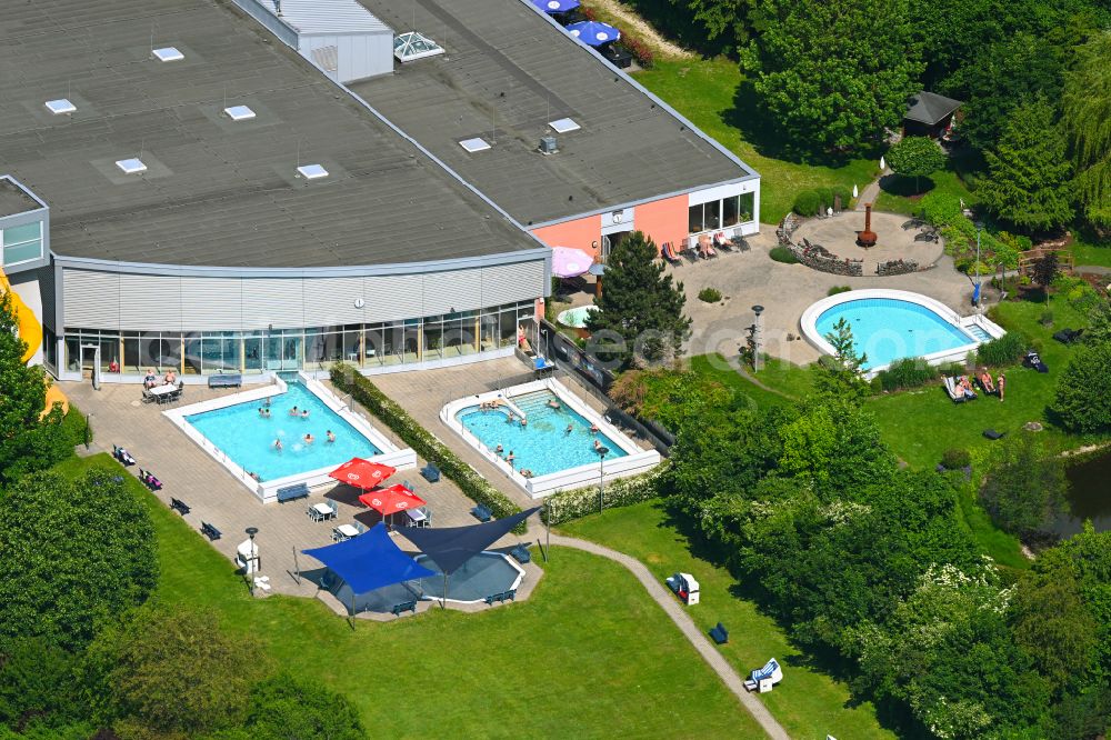 Aerial photograph Arnsberg - Thermal bath and swimming pool at the outdoor pool of the leisure facility NASS - Freizeitbad Arnsberg with the sports center Grosse Wiese in Arnsberg in the Sauerland in the state North Rhine-Westphalia, Germany