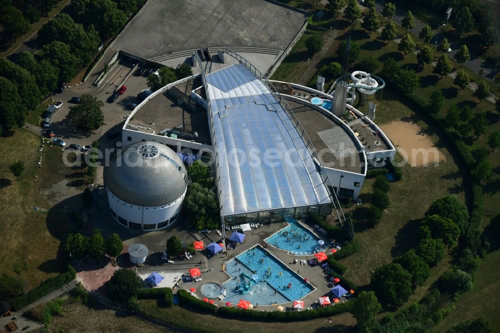 Magdeburg from above - Spa and swimming pools at the swimming pool of the leisure facility NEMO Bade-, Sauna- & Wellnesswelt in Magdeburg in the state Saxony-Anhalt, Germany