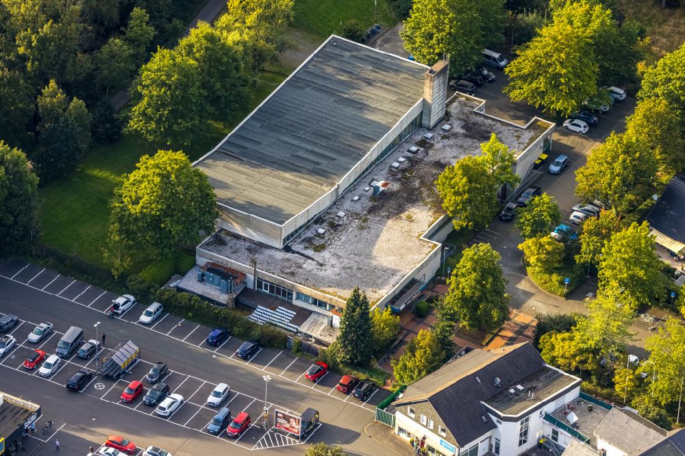 Eiserfeld from the bird's eye view: Spa and swimming pools at the swimming pool of the Puro Bad Eiserfeld in the state North Rhine-Westphalia