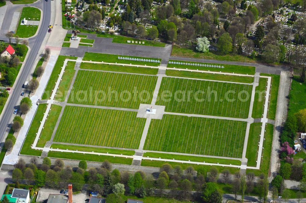 Aerial image Zgorzelec - Gerltsch - Grave rows on the grounds of the cemetery Cmentarz A?oA?nierzy II Armii WP in Zgorzelec - Gerltsch in Dolnoslaskie - Niederschlesien, Poland