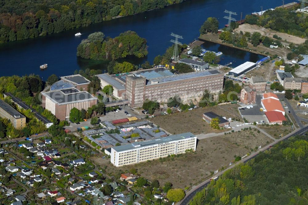 Aerial photograph Berlin - The radio station in Berlin Treptow-Koepenick Nalepastrasse. The radio station was built in the 1950s on the River Spree and served until the turn as a broadcast center for all national GDR radio station. Since 2007, the building used again, providing recording studios, Bueroflaeschen, rehearsal rooms and meeting rooms to rent