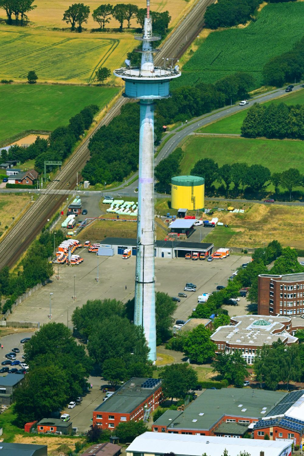 Aerial photograph Heide - Funkturm and transmission system as basic network transmitter and Fernmeldeturm on street Neuwerkstrasse in Heide in the state Schleswig-Holstein, Germany