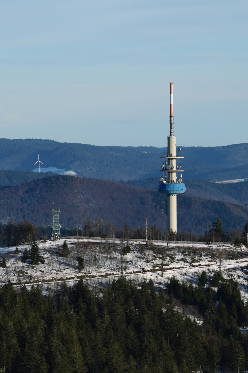 Schallsingen from the bird's eye view: Funkturm and transmission system as basic network transmitter Sender Blauen in Schallsingen in the state Baden-Wurttemberg, Germany