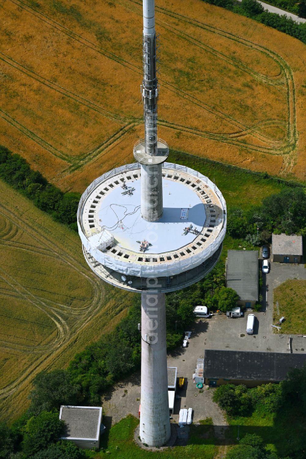 Aerial photograph Kleinwolstrup - Funkturm and transmission system as basic network transmitter Sendeturm Freienwill on street Am Sender in Kleinwolstrup in the state Schleswig-Holstein, Germany