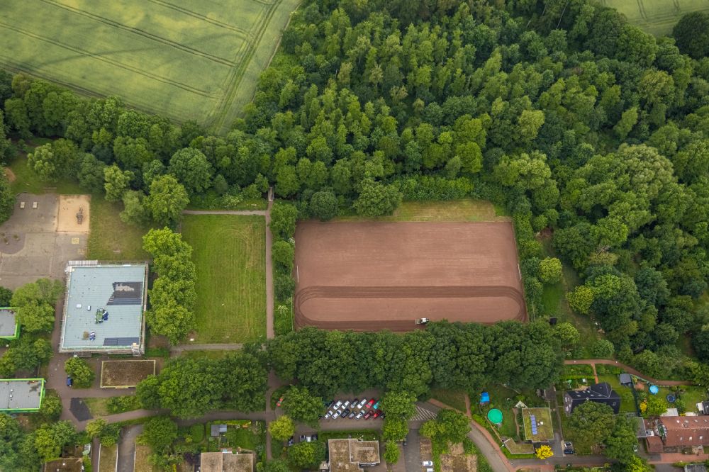 Aerial photograph Barkenberg - Sports grounds and football pitch Bolzplatz on street Talaue in Barkenberg at Ruhrgebiet in the state North Rhine-Westphalia, Germany