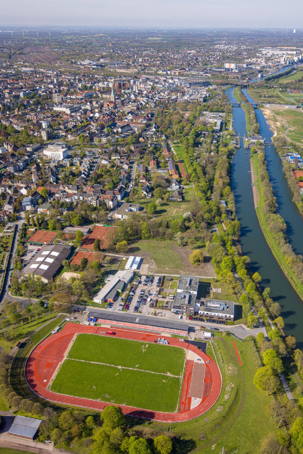 Hamm from the bird's eye view: Football stadium Jahnstadion and rehabilitation clinic Ambulante Reha Bad Hamm GmbH on the street Juergen-Graef-Allee in Hamm in the Ruhr area in the state North Rhine-Westphalia, Germany