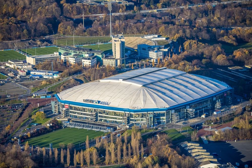 Aerial photograph Gelsenkirchen - Football stadium Veltins Arena Auf Schalke of the football club Schalke 04 in Gelsenkirchen in the state of North Rhine-Westphalia. The roof is open