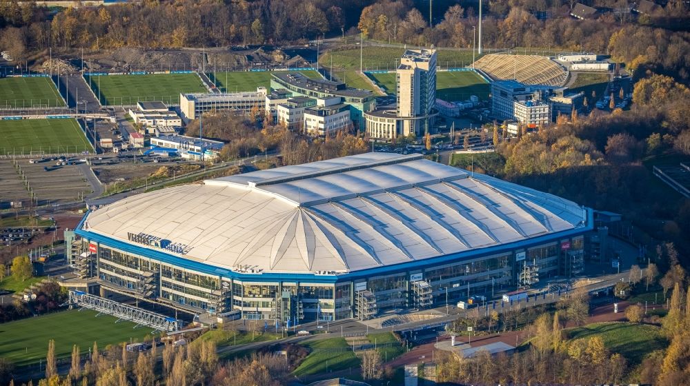 Gelsenkirchen from above - Football stadium Veltins Arena Auf Schalke of the football club Schalke 04 in Gelsenkirchen in the state of North Rhine-Westphalia. The roof is open