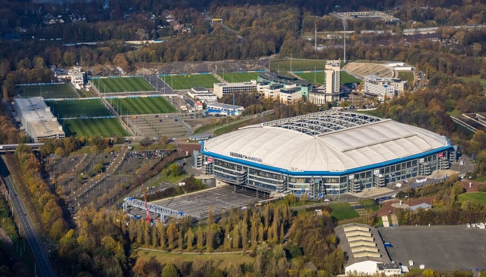 Aerial image Gelsenkirchen - Football stadium Veltins Arena Auf Schalke of the football club Schalke 04 in Gelsenkirchen in the state of North Rhine-Westphalia. The roof is open
