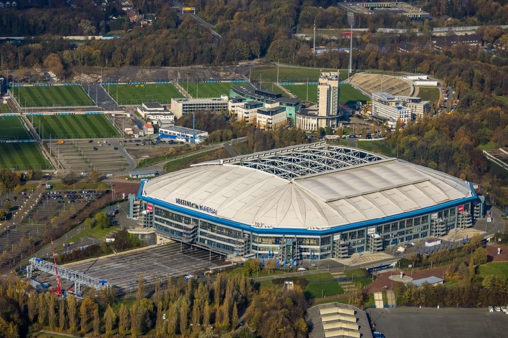 Aerial photograph Gelsenkirchen - Football stadium Veltins Arena Auf Schalke of the football club Schalke 04 in Gelsenkirchen in the state of North Rhine-Westphalia. The roof is open