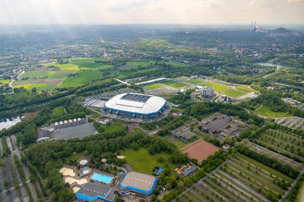 Aerial image Gelsenkirchen - Football stadium Veltins Arena Auf Schalke of the football club Schalke 04 in Gelsenkirchen at Ruhrgebiet in the state of North Rhine-Westphalia. The roof is open