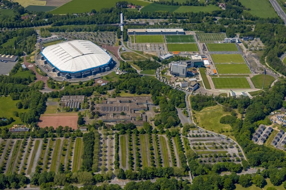 Aerial image Gelsenkirchen - Football stadium Veltins Arena Auf Schalke of the football club Schalke 04 in Gelsenkirchen at Ruhrgebiet in the state of North Rhine-Westphalia. The roof is open