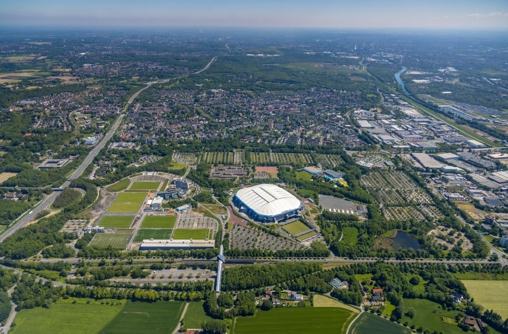 Aerial photograph Gelsenkirchen - Football stadium Veltins Arena Auf Schalke of the football club Schalke 04 in Gelsenkirchen at Ruhrgebiet in the state of North Rhine-Westphalia. The roof is open