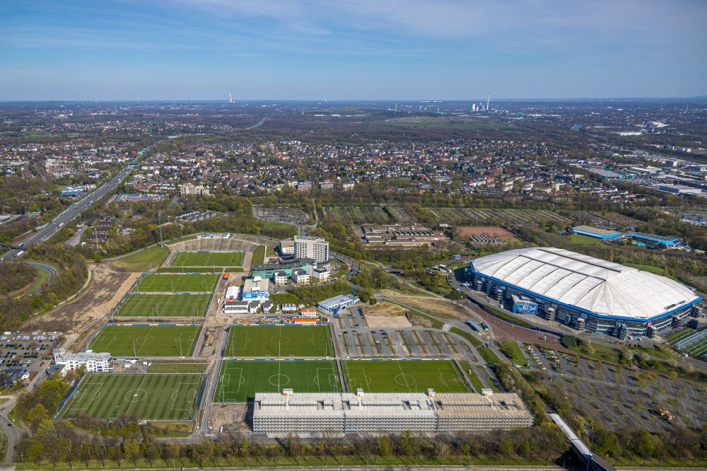 Aerial photograph Gelsenkirchen - Football stadium Veltins Arena Auf Schalke of the football club Schalke 04 on place Rudi-Assauer-Platz in Gelsenkirchen in the state of North Rhine-Westphalia