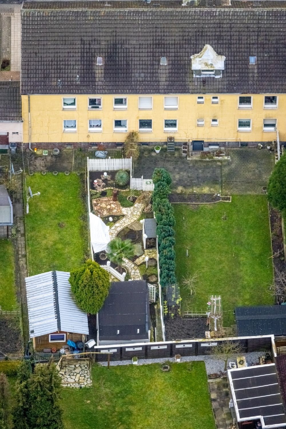 Hamm from above - Garden at the building of a multi-family residential building Am Roggenkamp in the district Heessen in Hamm at Ruhrgebiet in the state North Rhine-Westphalia, Germany