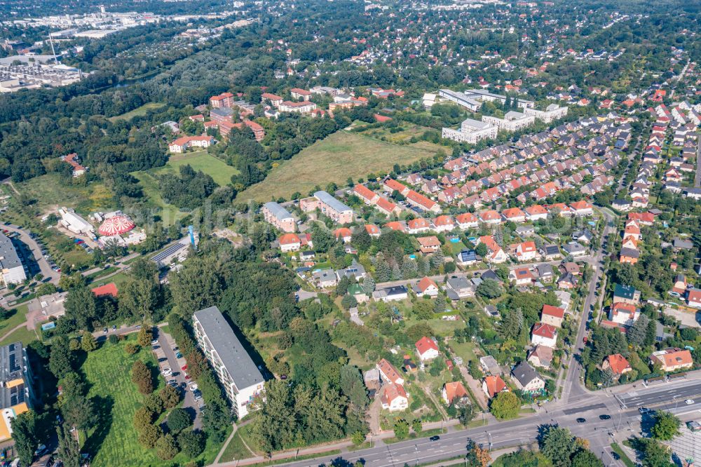 Teltow from the bird's eye view: Garden with summer house and shed in a single-family house settlement Mahlower Strasse in Teltow in the state Brandenburg, Germany